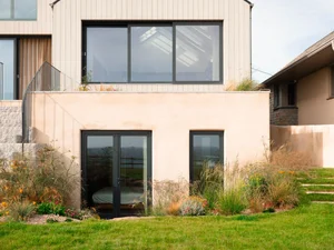 Stunning Cornwall Vacation Home Features Panoramic Ocean Views for Surfers - image 5