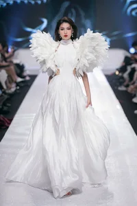 Lương Thùy Linh and Miss World Headline Lê Thanh Hòa’s Spectacular Fashion Show - image 2