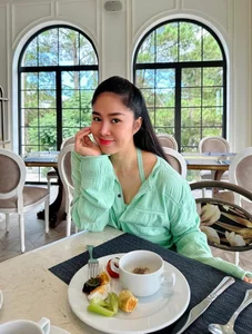Le Phuong Elegant Style and Gentle Beauty in Affordable Fashion - image 9