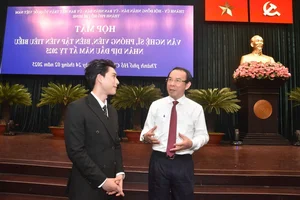 Ho Chi Minh City Leaders Host Spring Meeting with Artists and Journalists - image 3