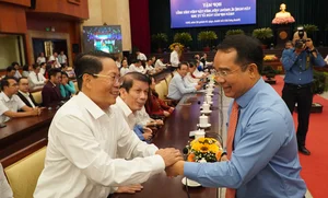 Ho Chi Minh City Leaders Host Spring Meeting with Artists and Journalists - image 5