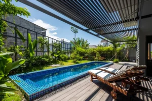 Urban Oasis: A Green Townhouse That Feels Like a Resort - image 11
