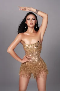 Embracing Curves: The Stunning Model Challenging Traditional Beauty Standards - image 6