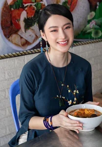 The Beauty Selling Sticky Rice After 5 Years in Hiding - image 9