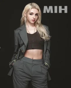 Two Breathtaking Asian Influencers Captivate Millions of Fans Online - image 7