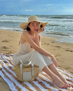 Vietnamese Celebrities Rocking the Luxury Straw Bag Trend - image 5