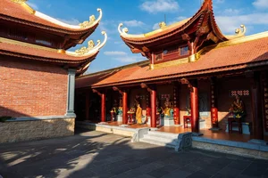 Stunning Gold-Plated Stupa Temple of Phuong Nhi's Wedding Ceremony - image 0