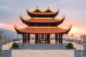 Stunning Gold-Plated Stupa Temple of Phuong Nhi's Wedding Ceremony - image 11