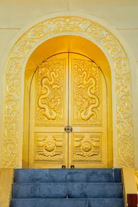 Stunning Gold-Plated Stupa Temple of Phuong Nhi's Wedding Ceremony - image 1