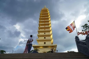 Stunning Gold-Plated Stupa Temple of Phuong Nhi's Wedding Ceremony - image 4