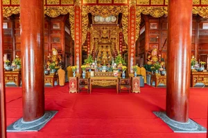 Stunning Gold-Plated Stupa Temple of Phuong Nhi's Wedding Ceremony - image 6