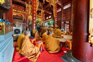 Stunning Gold-Plated Stupa Temple of Phuong Nhi's Wedding Ceremony - image 8