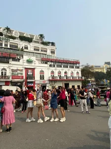 The 'Shark Fin' Landmark Overwhelmed by Crowds of Check-in Enthusiasts - image 5