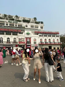 The 'Shark Fin' Landmark Overwhelmed by Crowds of Check-in Enthusiasts - image 3