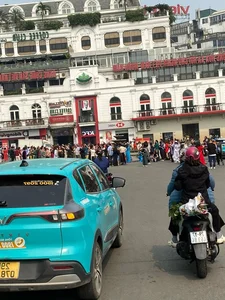 The 'Shark Fin' Landmark Overwhelmed by Crowds of Check-in Enthusiasts - image 8