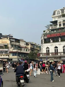 The 'Shark Fin' Landmark Overwhelmed by Crowds of Check-in Enthusiasts - image 1