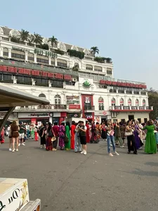 The 'Shark Fin' Landmark Overwhelmed by Crowds of Check-in Enthusiasts - image 0