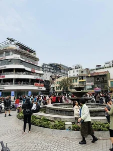The 'Shark Fin' Landmark Overwhelmed by Crowds of Check-in Enthusiasts - image 6