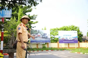 Quang Binh Driving Candidates Surprised by Mandatory Breathalyzer Tests - image 1