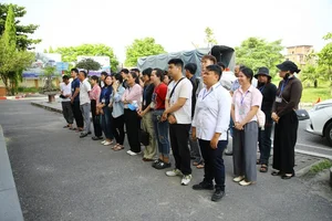 Quang Binh Driving Candidates Surprised by Mandatory Breathalyzer Tests - image 0