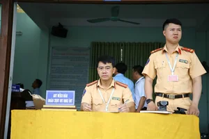 Quang Binh Driving Candidates Surprised by Mandatory Breathalyzer Tests - image 7
