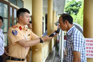 Quang Binh Driving Candidates Surprised by Mandatory Breathalyzer Tests - image 2