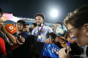 Fans Flock to See Nguyen Xuan Son During Nam Dinh's Championship Day - image 5