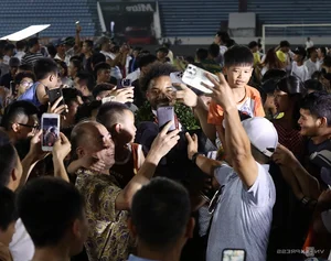 Fans Flock to See Nguyen Xuan Son During Nam Dinh's Championship Day - image 4