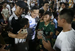 Fans Flock to See Nguyen Xuan Son During Nam Dinh's Championship Day - image 3