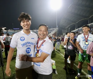 Fans Flock to See Nguyen Xuan Son During Nam Dinh's Championship Day - image 2