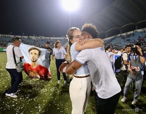 Fans Flock to See Nguyen Xuan Son During Nam Dinh's Championship Day - image 0