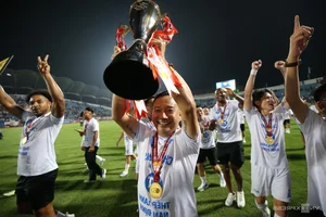 Fans Flock to See Nguyen Xuan Son During Nam Dinh's Championship Day - image 6