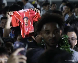 Fans Flock to See Nguyen Xuan Son During Nam Dinh's Championship Day - image 7
