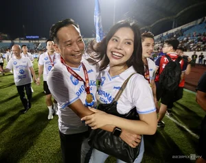 Fans Flock to See Nguyen Xuan Son During Nam Dinh's Championship Day - image 1
