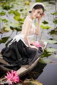 The Artistic Beauty and Modern Evolution of Vietnam's Traditional Ao Yem - image 65