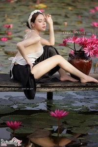 The Artistic Beauty and Modern Evolution of Vietnam's Traditional Ao Yem - image 178