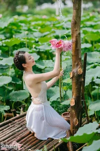 The Artistic Beauty and Modern Evolution of Vietnam's Traditional Ao Yem - image 121