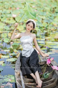 The Artistic Beauty and Modern Evolution of Vietnam's Traditional Ao Yem - image 176