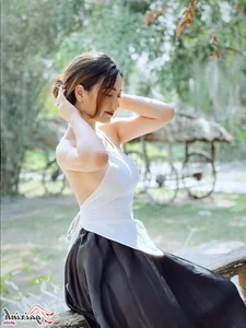 The Artistic Beauty and Modern Evolution of Vietnam's Traditional Ao Yem - image 113