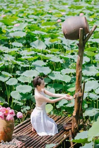 The Artistic Beauty and Modern Evolution of Vietnam's Traditional Ao Yem - image 100