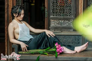 The Artistic Beauty and Modern Evolution of Vietnam's Traditional Ao Yem - image 192
