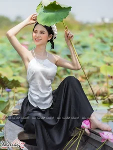 The Artistic Beauty and Modern Evolution of Vietnam's Traditional Ao Yem - image 11