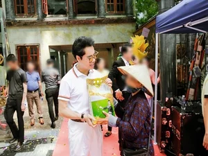 Inside Singer Ngoc Son's Luxurious 400-Billion VND Gold-Plated Mansion - image 4