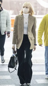 Get Inspired by Lisa of BLACKPINK Chic Autumn Fashion Style - image 7