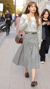 Get Inspired by Lisa of BLACKPINK Chic Autumn Fashion Style - image 4