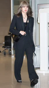 Get Inspired by Lisa of BLACKPINK Chic Autumn Fashion Style - image 1