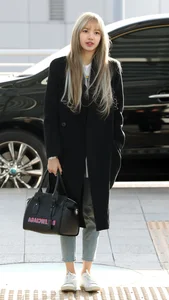Get Inspired by Lisa of BLACKPINK Chic Autumn Fashion Style - image 3