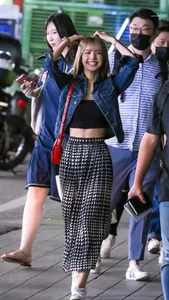 Get Inspired by Lisa of BLACKPINK Chic Autumn Fashion Style - image 2