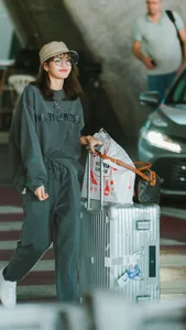 Get Inspired by Lisa of BLACKPINK Chic Autumn Fashion Style - image 5