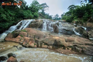 Nostalgic Journey: Rare Historical Photos of Cam Ly Waterfall in Old Da Lat - image 3
